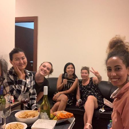 Female Only-Anaruby Backpackers- Metro Station Mashreq Hostel Dubai Exterior foto